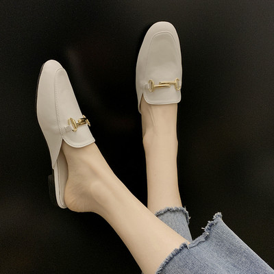 Modern női papucs fém elemmel