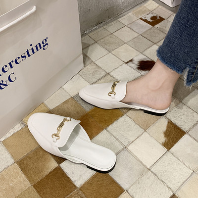 Modern női papucs fém elemmel