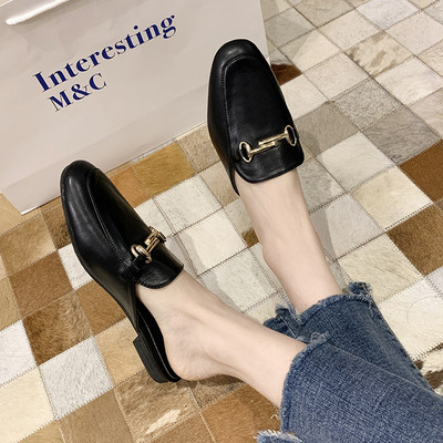 Modern női papucs fém elemmel