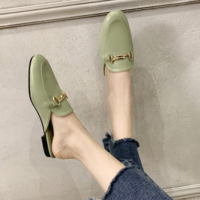 Modern női papucs fém elemmel