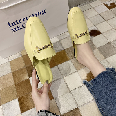 Modern női papucs fém elemmel