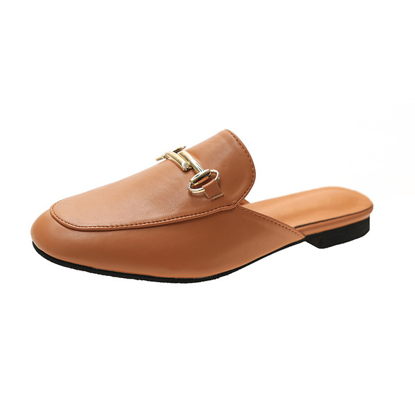 Modern női papucs fém elemmel