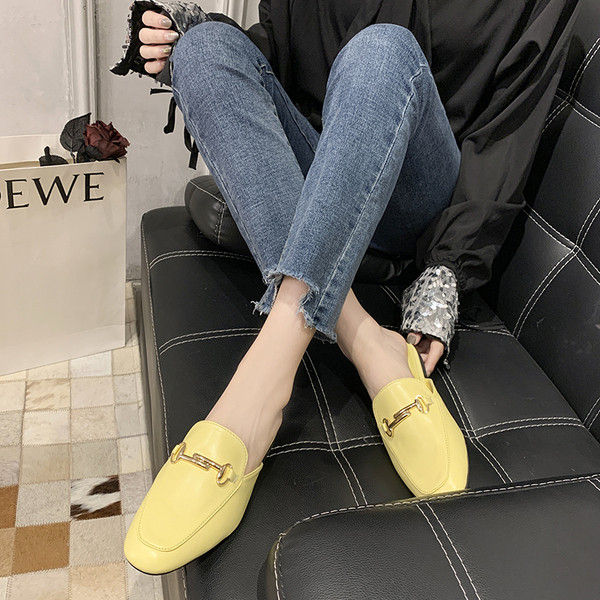 Modern női papucs fém elemmel