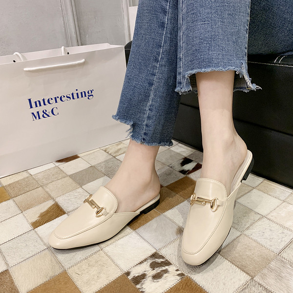 Modern női papucs fém elemmel