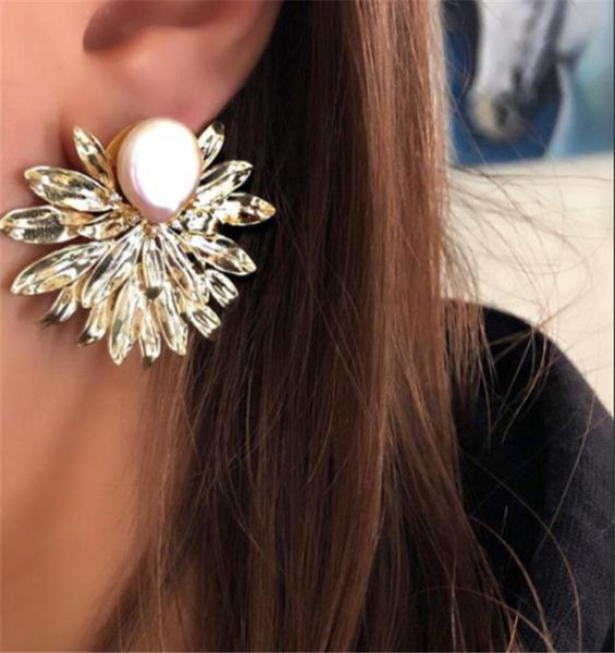 Modern fülbevaló virág alakú gyöngyszemekkel