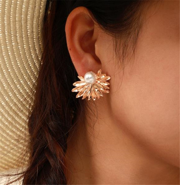 Modern fülbevaló virág alakú gyöngyszemekkel