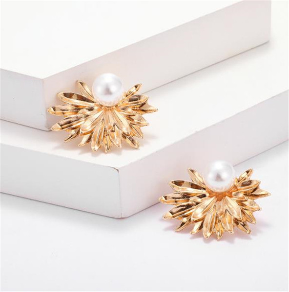 Modern fülbevaló virág alakú gyöngyszemekkel