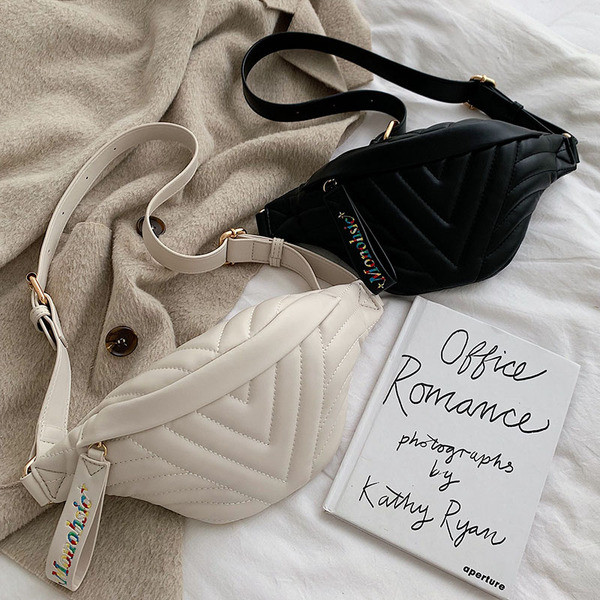 Modern női válltáska tiszta modell