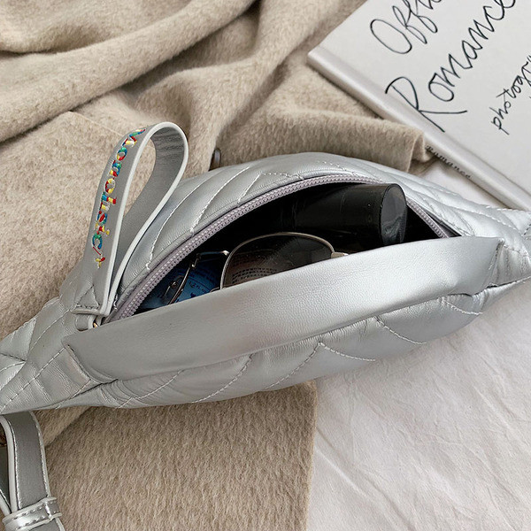 Modern női válltáska tiszta modell