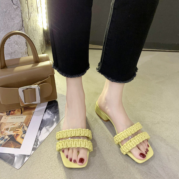 Alkalmi, modern női papucs alacsony, négyzet alakú sarokkal