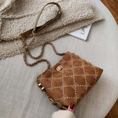 Stílusos kézitáska fém elemekkel