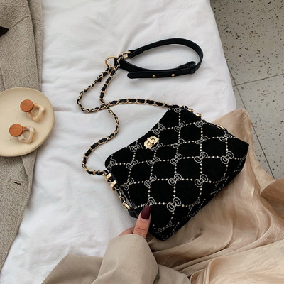 Stílusos kézitáska fém elemekkel