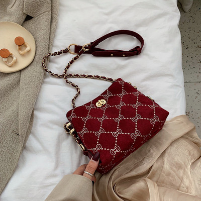 Stílusos kézitáska fém elemekkel