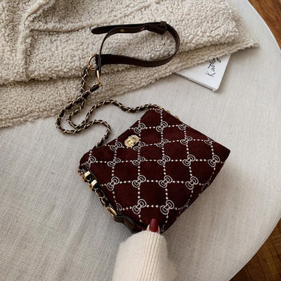 Stílusos kézitáska fém elemekkel