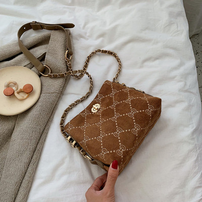 Stílusos kézitáska fém elemekkel