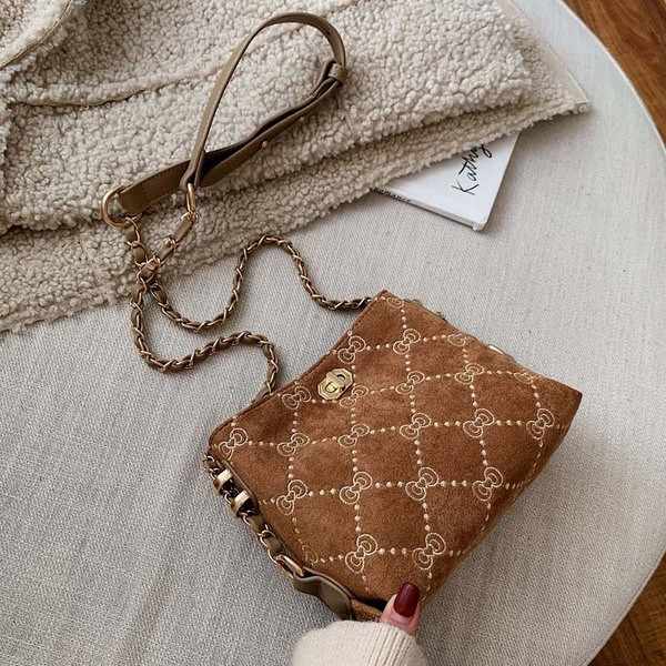 Stílusos kézitáska fém elemekkel