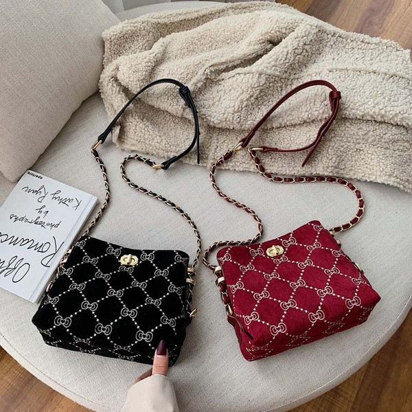 Stílusos kézitáska fém elemekkel