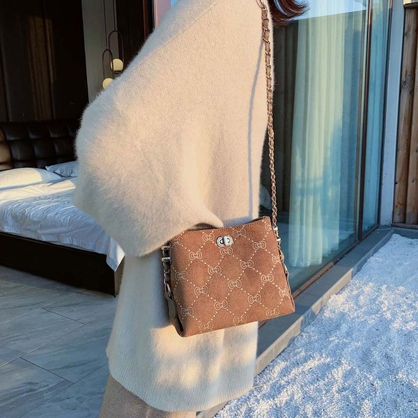 Stílusos kézitáska fém elemekkel