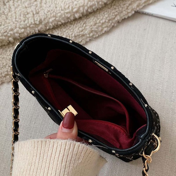 Stílusos kézitáska fém elemekkel