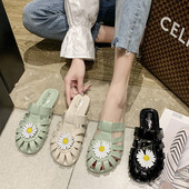 Lakinės odos šlepetės su 3D gėle