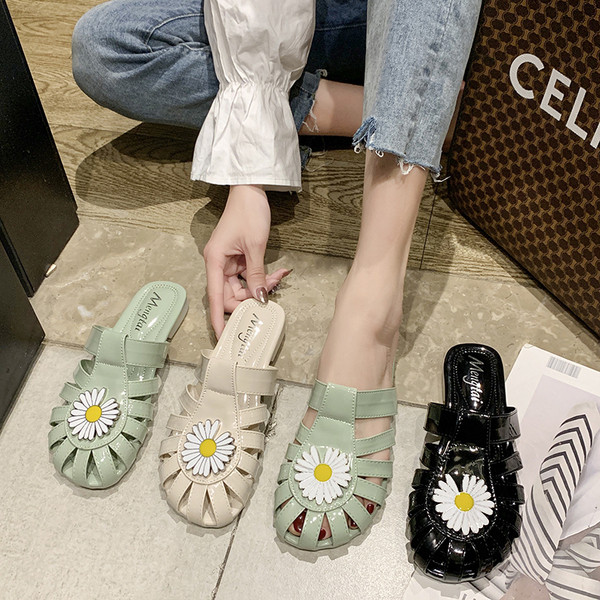 Lakinės odos šlepetės su 3D gėle