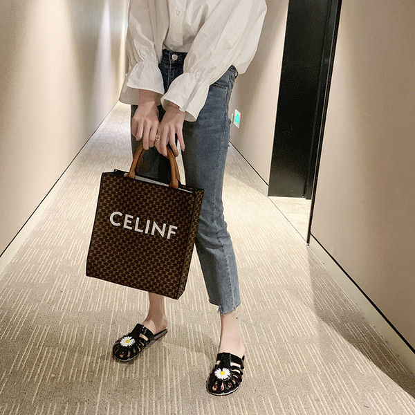 Lakinės odos šlepetės su 3D gėle