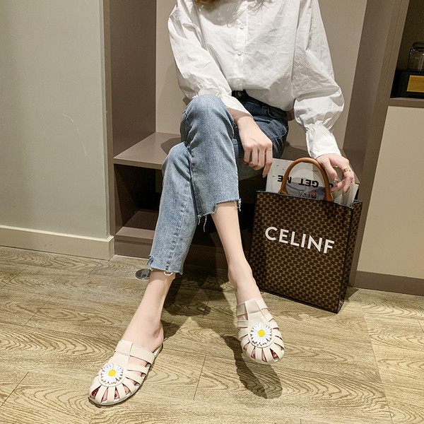 Lakinės odos šlepetės su 3D gėle