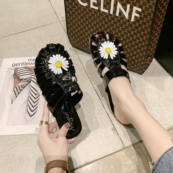 Lakinės odos šlepetės su 3D gėle