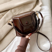 Stílusos női lakkbőr táska sima modell