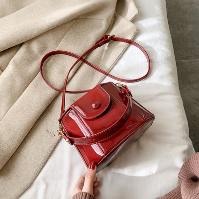 Stílusos női lakkbőr táska sima modell