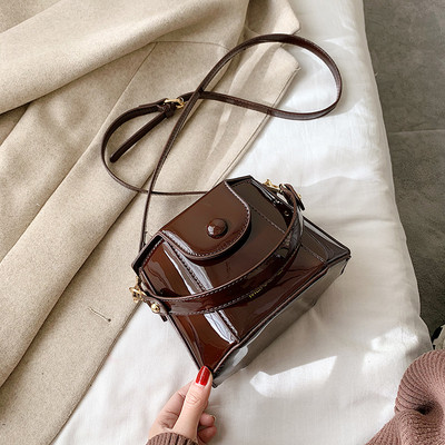 Stílusos női lakkbőr táska sima modell