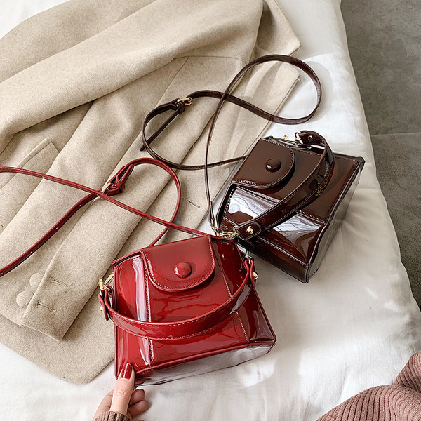 Stílusos női lakkbőr táska sima modell