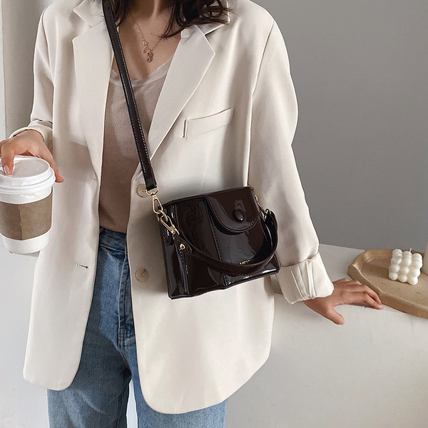 Stílusos női lakkbőr táska sima modell