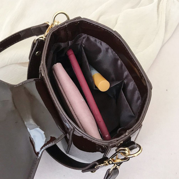 Stílusos női lakkbőr táska sima modell