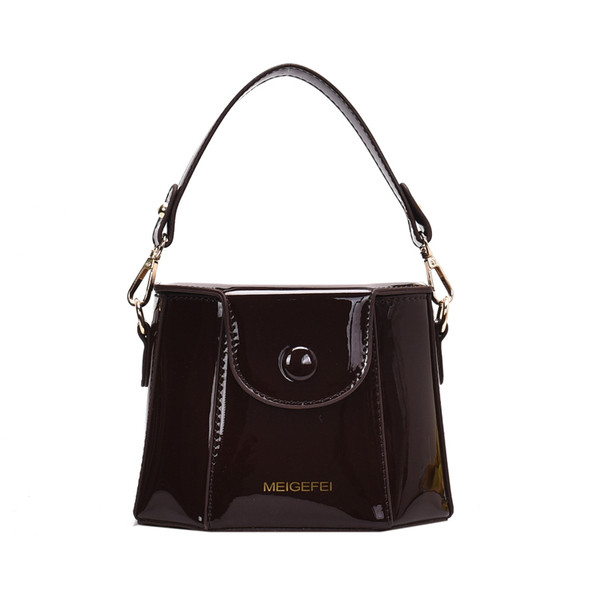 Stílusos női lakkbőr táska sima modell