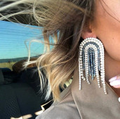 Modern lógó fülbevaló színes kövekkel