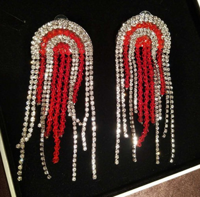 Modern lógó fülbevaló színes kövekkel