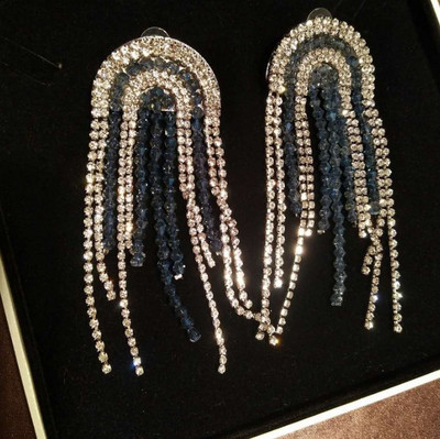 Modern lógó fülbevaló színes kövekkel