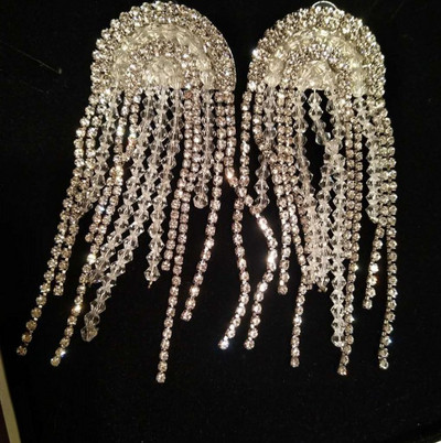 Modern lógó fülbevaló színes kövekkel