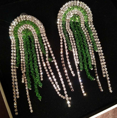 Modern lógó fülbevaló színes kövekkel