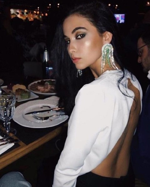 Modern lógó fülbevaló színes kövekkel