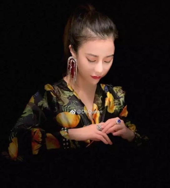 Modern lógó fülbevaló színes kövekkel