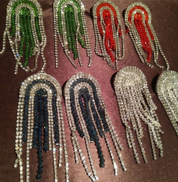 Modern lógó fülbevaló színes kövekkel