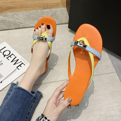 Papuci moderni de damă peste vârf cu talpă plată