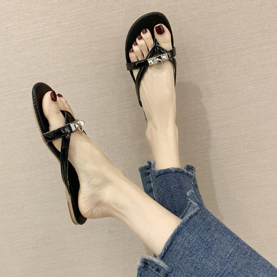 Papuci moderni de damă peste vârf cu talpă plată