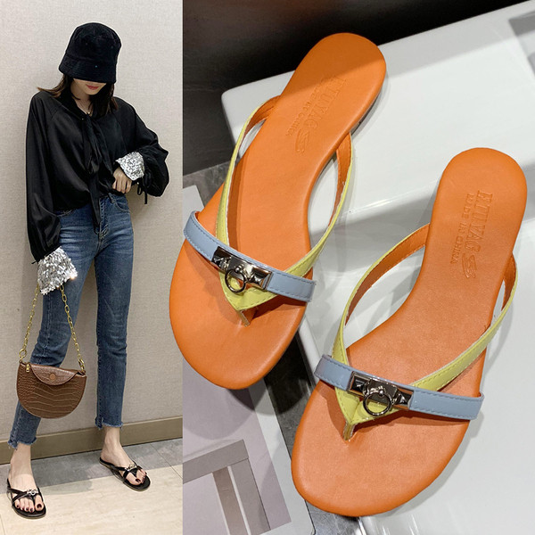 Šiuolaikinės moteriškos šlepetės per pirštą plokščiu padu