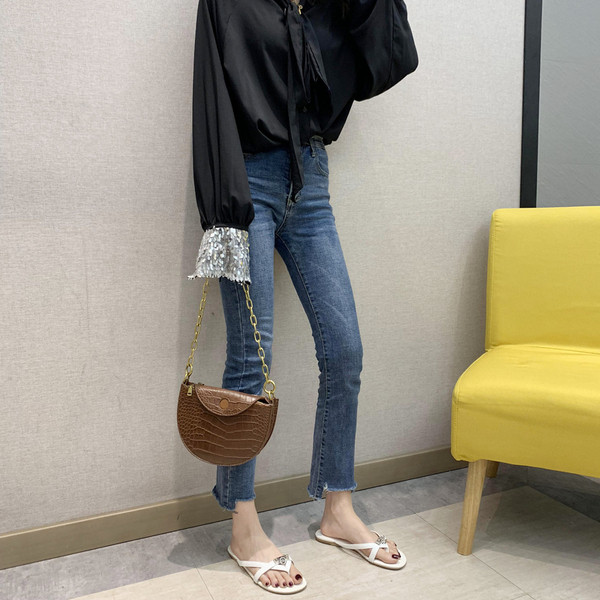 Šiuolaikinės moteriškos šlepetės per pirštą plokščiu padu