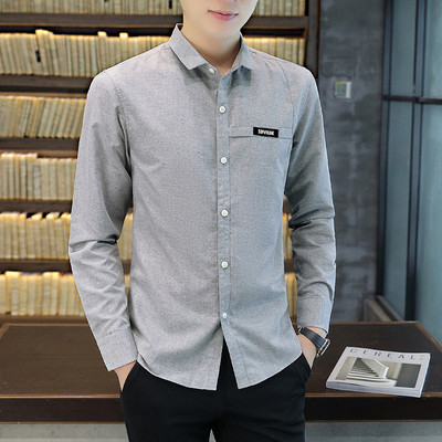 Stílusos férfi ing emblémával és hosszú ujjal