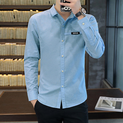 Stílusos férfi ing emblémával és hosszú ujjal