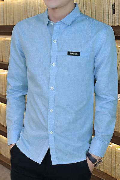 Stílusos férfi ing emblémával és hosszú ujjal